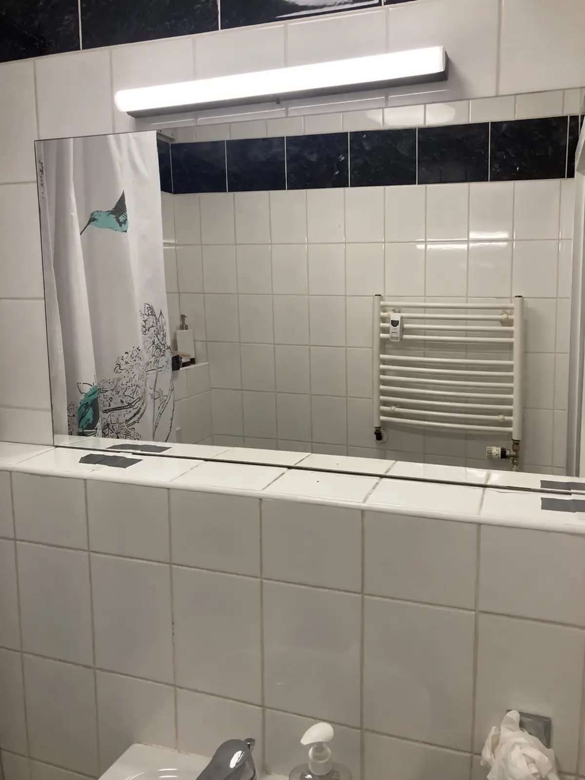Koupelnové zrcadlo na míru pod svítidlem