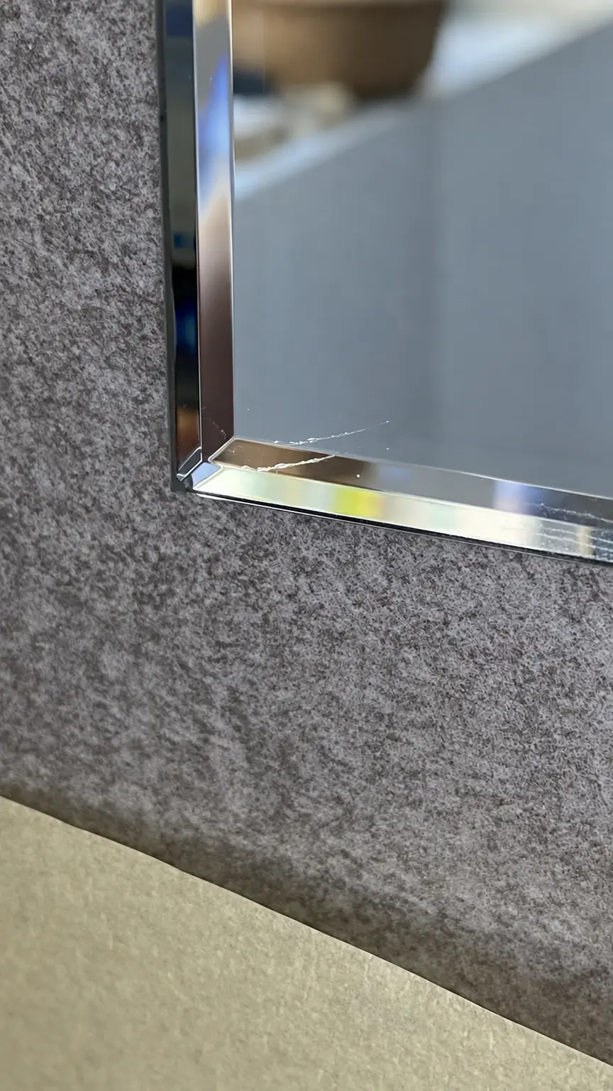 Detail fazety na hraně zrcadla