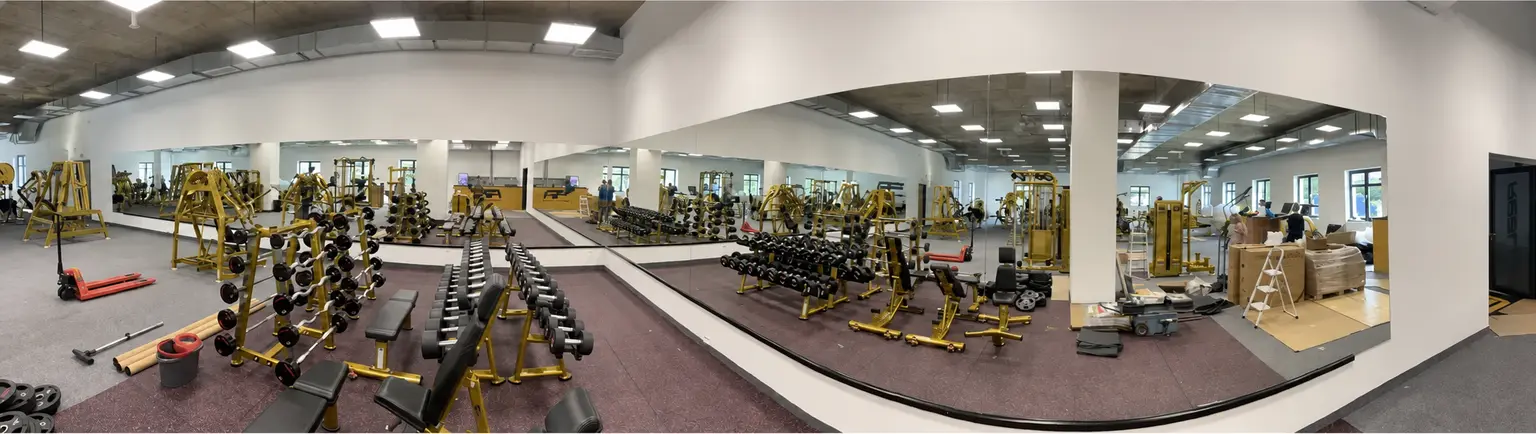 Panoramatický pohled na rozsáhlou zrcadlovou stěnu